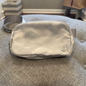 Lululemon everywhere belt bag in white/gray camo
